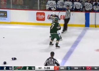 Pelea en la NHL y sucede el colmo de los disparates: vean cómo fue el primer puñetazo