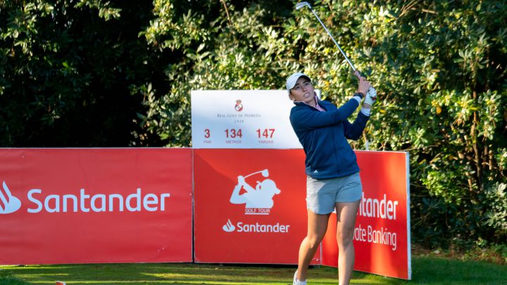 La golfista Clara Moyano golpea una bola durante la primera jornada del torneo del Santander Golf Tour en Pedreña.