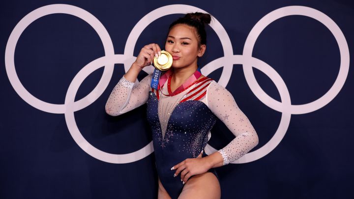La gimnasta estadounidense Sunisa Lee besa la medalla de oro como campeona olímpica del concurso completo femenino de gimnasia artística en los Juegos Olímpicos de Tokio 2020.