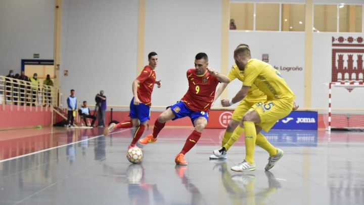 España aprueba el test ante Ucrania al ritmo de Lozano