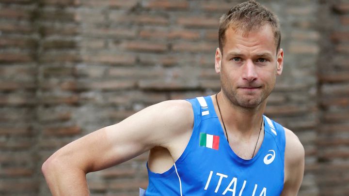 El marchador italiano Alex Schwazer calienta antes de la prueba de los 50 kilómetros marcha en los Mundiales de Marcha de Roma 2016.