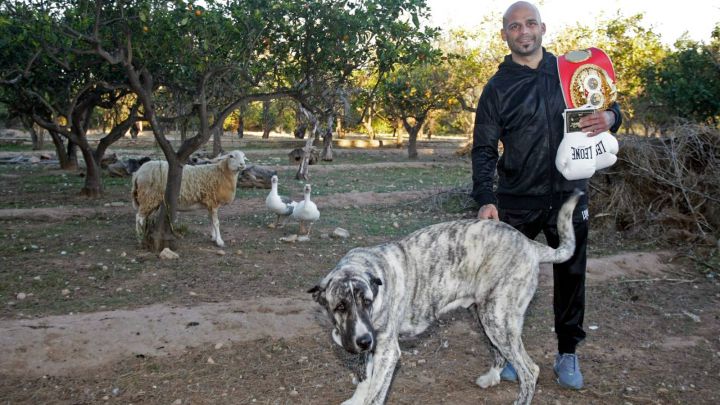 Kiko Martínez posa junto a uno de sus perros, Oreo, su oveja Copito y sus dos ocas.