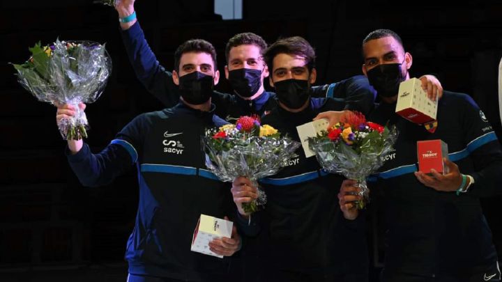 El equipo formado por Yulen Pereira, Manuel Bargues, Eugeni Gavaldas y Ángel Fabregat posa tras lograr la medalla de plata en la Copa del Mundo de Esgrima de Berna.