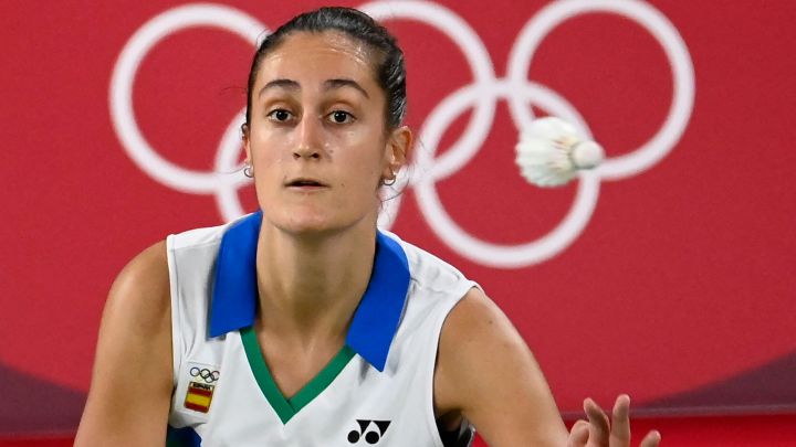 La jugadora española de bádminton Clara Azurmendi, durante su partido ante Dorcas Ajoke Adesokan en los Juegos Olímpicos de Tokio 2020.