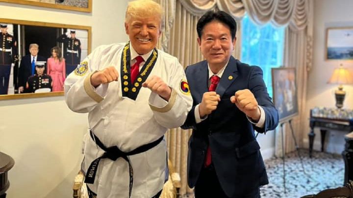 Donald Trump posa con el presidente de Kukkiwon Lee Dong-sup tras recibir el certificado y el cinturón negro de noveno dan.
