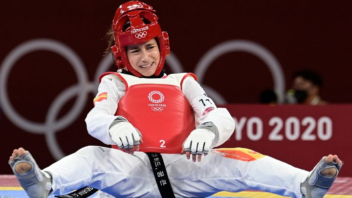 La taekwondista española Adriana Cerezo se lamenta tras su derrota en la final de los Juegos Olímpicos de Tokio 2020.