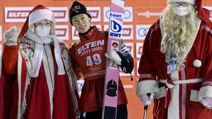 El saltador japonés Ryoyu Kobayashi celebra su victoria en la prueba de la Copa del Mundo de Saltos de Esquí en la estación finlandesa de Ruka.