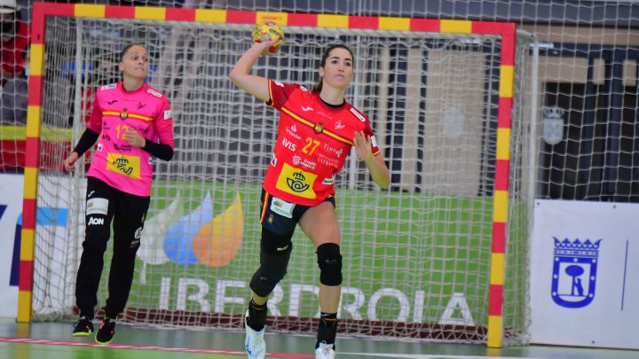 La jugadora de la selección española de balonmano Lara González, durante un partido con las Guerreras.