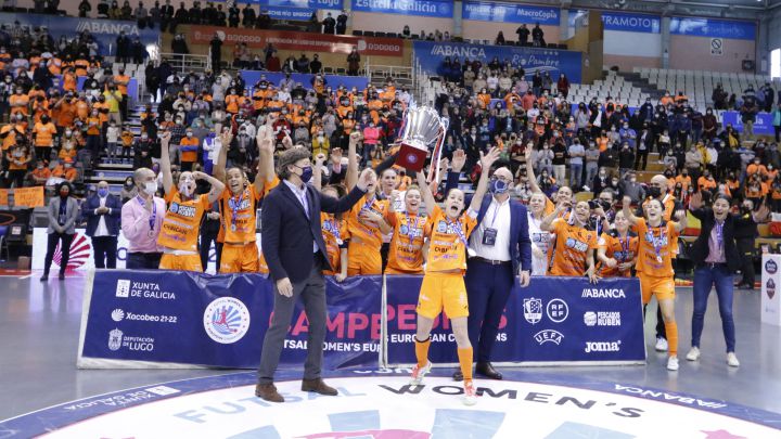 El Burela FS levanta la copa de la FutsalWEC 2021.
