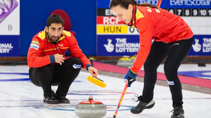 Oihane Otaegi y Mikel Unanue, pareja española que pretende ir a los Juegos de Invierno de Pekín 2022 en curling dobles mixto.