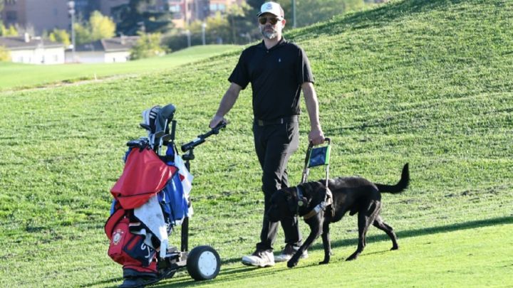 El golfista Marc Oller junto a su perro guía.