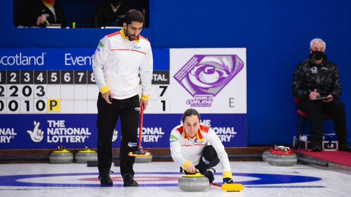 Oihane Otaegi y Mikel Unanue, pareja española que pretende ir a los Juegos de Invierno de Pekín 2022 en curling dobles mixto.