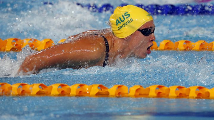 La nadadora australiana Madeline Groves compite en la final de los 100 metros mariposa en los Juegos de la Commonwealth de Gold Coast 2018.