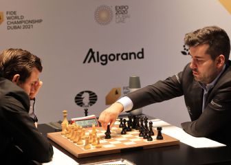 Carlsen a un punto de retener su corona: tablas en la décima