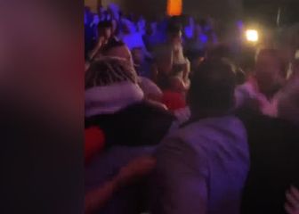 Dos luchadores de UFC se agarran a golpes... ¡mientras ven otro combate!