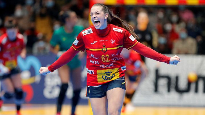 La jugadora de la selección española Paula Arcos celebra un gol ante Brasil, durante el encuentro correspondiente al mundial femenino disputado el domingo 12 de diciembre en la localidad alicantina de Torrevieja.