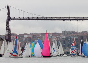 Cerca de 70 barcos vuelven a navegar bajo el Puente Colgante en la Regata del Gallo