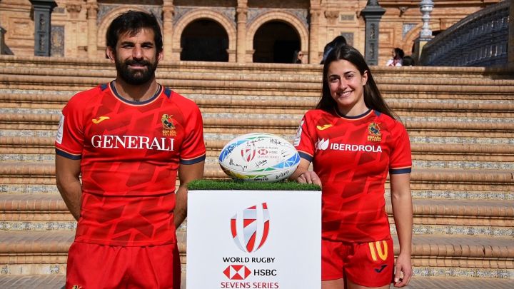 Javi de Juan y Anne Fernández de Corres, capitanes de las selecciones españolas de rugby seven, en la Plaza de España de Sevilla.