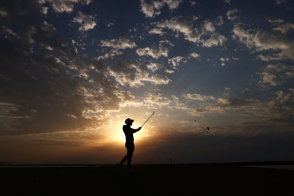 Golf y bellos atardeceres en el torneo de Abu Dabi