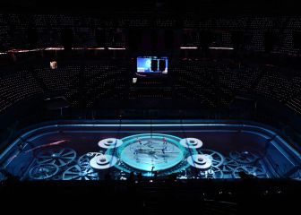 Un reloj en la pista de hockey sobre hielo