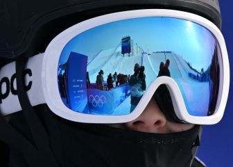 Una pista de halfpipe en las gafas de una esquiadora