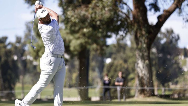 El golfista español Jon Rahm golpea la bola durante la tercera jornada del The Genesis Invitational en el Riviera Country Club de Pacific Palisades, California.