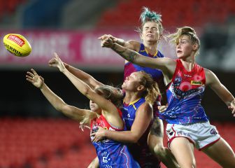 Demasiadas manos y no todas en el balón