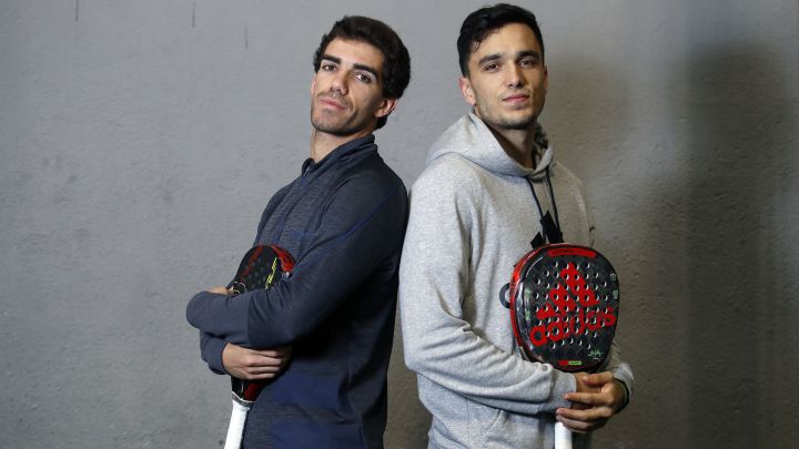 Los jugadores de pádel Alejandro Galán y Juan Lebrón posan en una entrevista para AS.