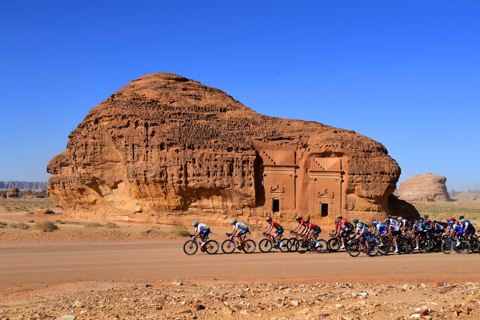Desierto y bellos parajes en el Tour de Arabia Saudita
