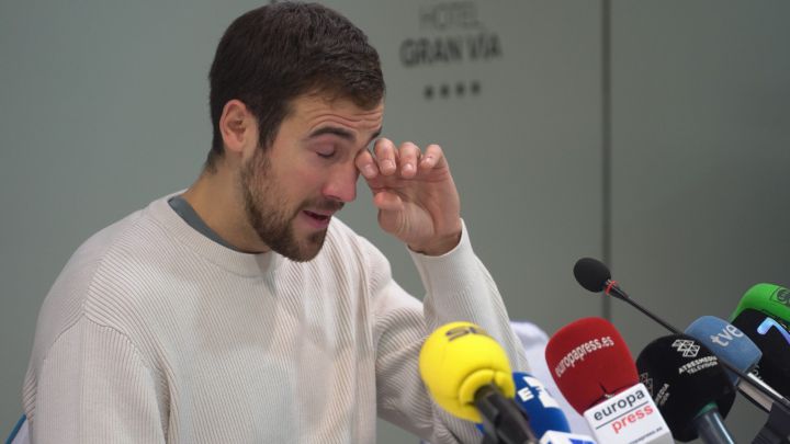 El jugador español de balonmano, Carlos Molina, comparece para relatar su experiencia vivida estos últimos días para salir de Ucrania.