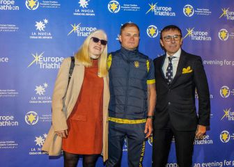 La FETRI dona uno de sus premios al triatlón ucraniano