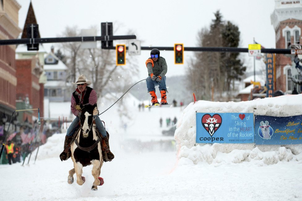 Carreras de caballos y esquí en las calles de Leadville