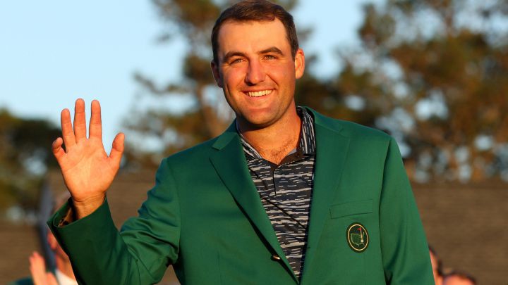 El golfista estadounidense Scottie Scheffler celebra con la chaqueta verde de campeón su victoria en el Masters de Augusta 2022.