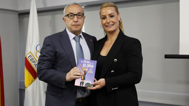 Alejandro Blanco y Lydia Valentín, con el el libro