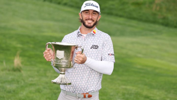 El golfista estadounidense Max Homa posa con el trofeo de campeón del Wells Fargo Championship en el TPC Potomac de Avenel Farm en Potomac, Maryland.