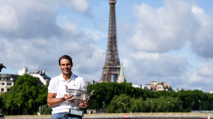 Rafa Nadal posa con su 14º Roland Garros en París