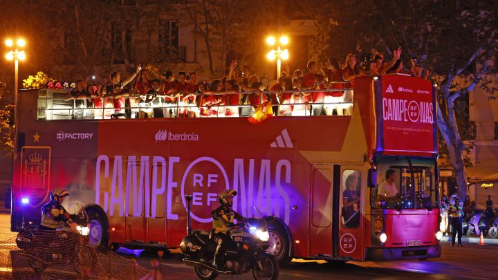 Rúa y fiesta de las campeonas del mundo en Madrid Río
