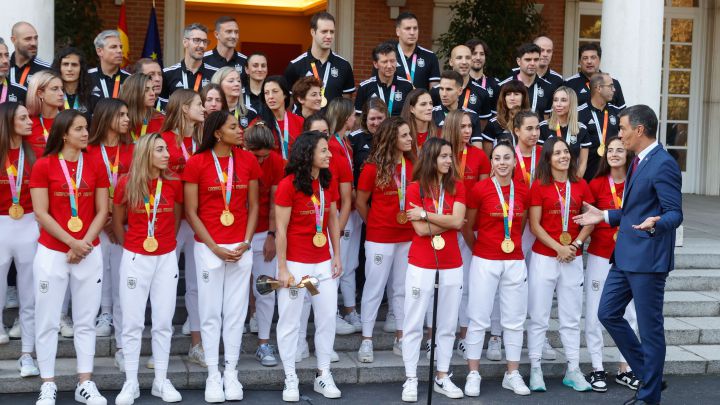 La visita de las campeonas del mundo a Pedro Sánchez en imágenes