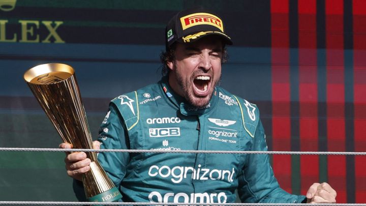 Fernando Alonso en el podio de Interlagos