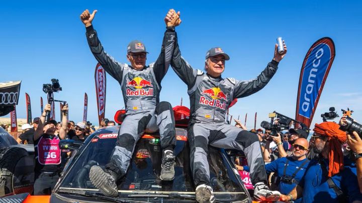 La histórica celebración de Carlos Sainz en el Dakar 2024