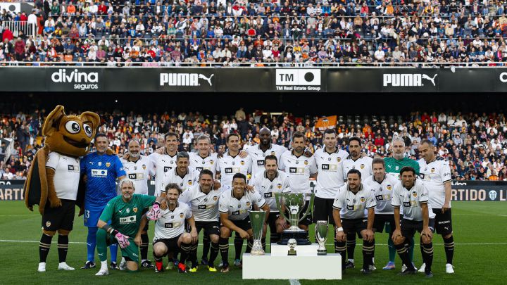 El Valencia homenajea al equipo del triplete