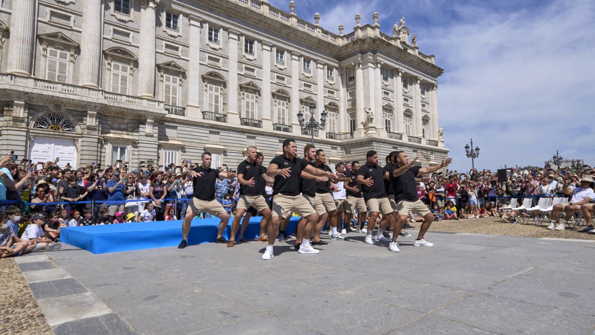 The Classic All Blacks appear in Madrid with the 'haka'