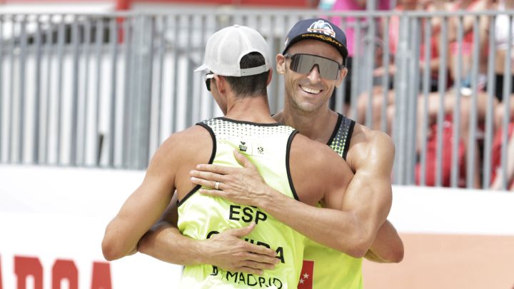 Pablo Herrera abraza sonriente a su compañero Gavira.
