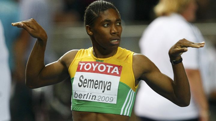 La atleta sudafricana Caster Semenya celebra su victoria en la final de los 800 metros femeninos durante los Mundiales de Atletismo de Berlín 2009.
