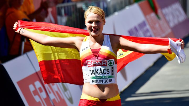 La marchadora española Julia Takacs celebra su medalla en la prueba de 50 kilómetros marcha en los Europeos de Atletismo de Berlín 2018.