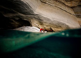 Wakeboard en la costa turquesa de Milos, un paisaje lunar