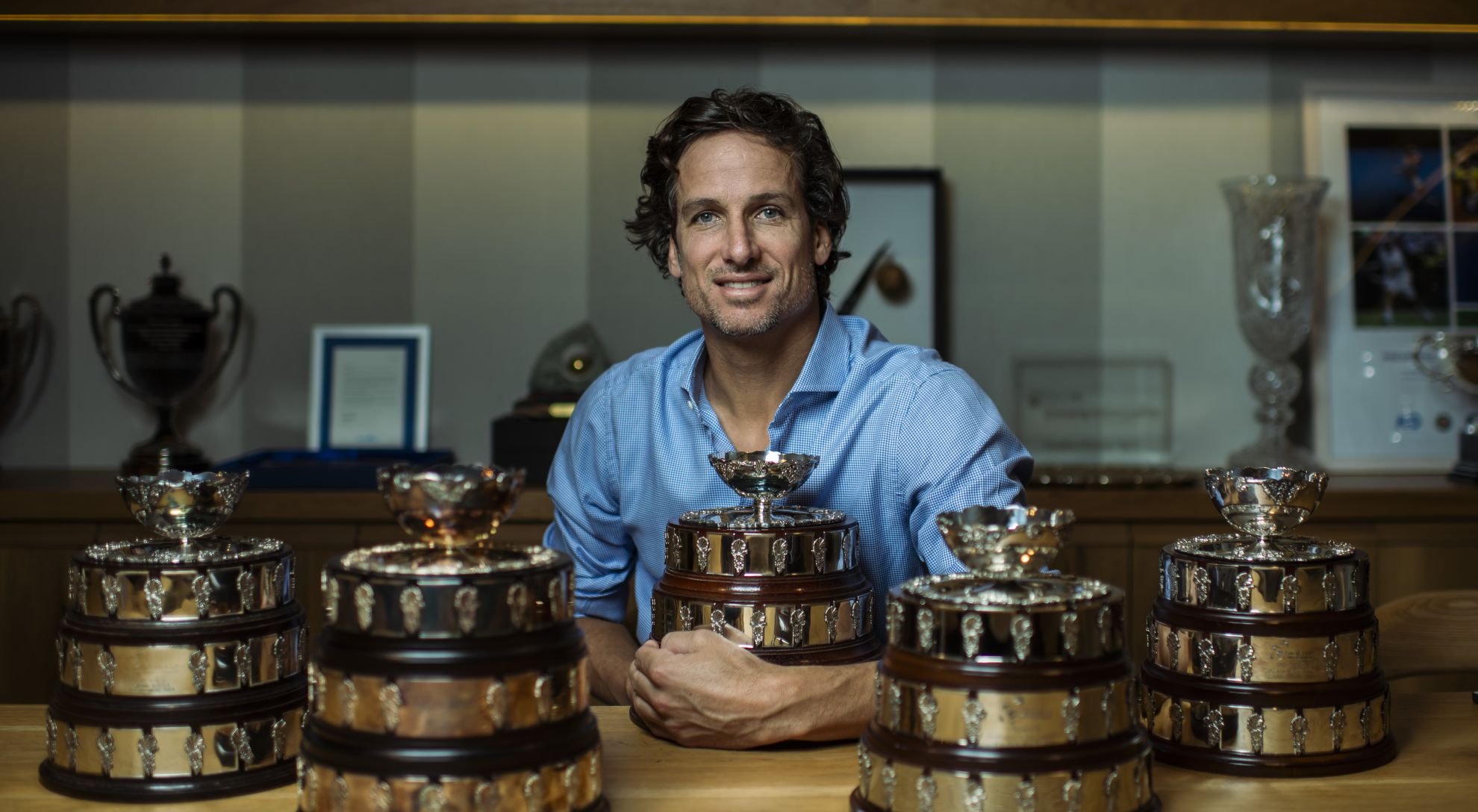 Feliciano López posa para AS en su casa, con sus cinco Ensaladeras de campeón de la Copa Davis.