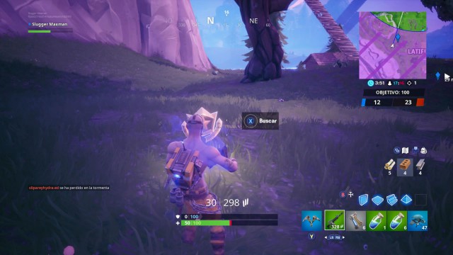 fortnite battle royale temporada 10 temporada x desafios taquillazo desafio busca entre un telefono rotatorio un tenedorillo y una casa en la colina llena de carteles de carburo y omega