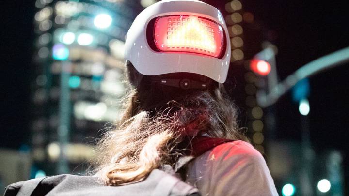 Apple te vende un casco con luces de señalización para ciclistas