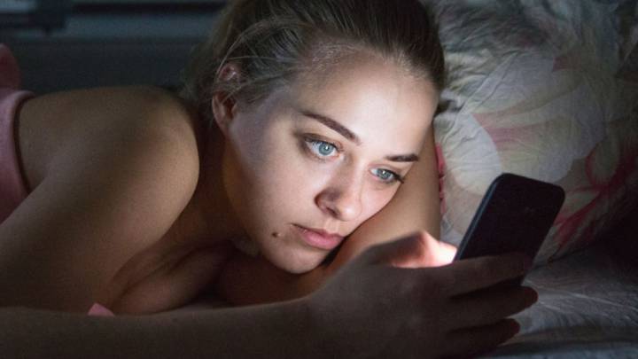 Por qué te cuesta dormir si usas el móvil en la cama